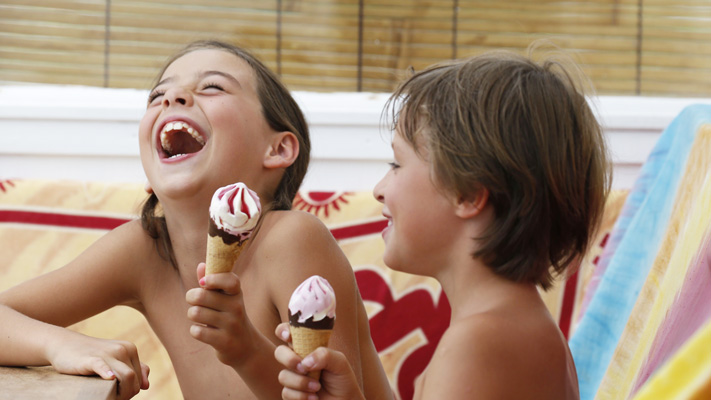 Enfants glace camping naturiste CHM