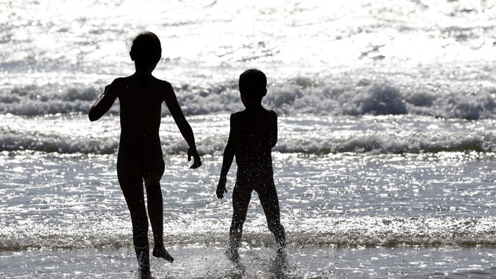 Enfants sur la plage naturiste montalivet